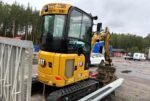 Caterpillar 302CR avec engcon et remorque – Image 2