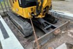 Caterpillar 302CR avec engcon et remorque – Image 30