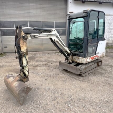 Bobcat 320 + 4 godets